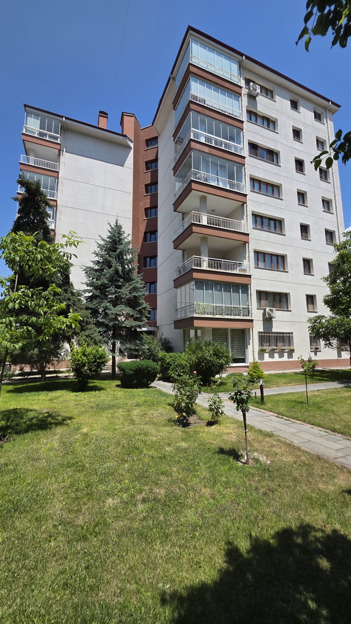 Ağaçseven Sitesi Modern Konut Bloğu ve Çim Peyzaj Bahçesi