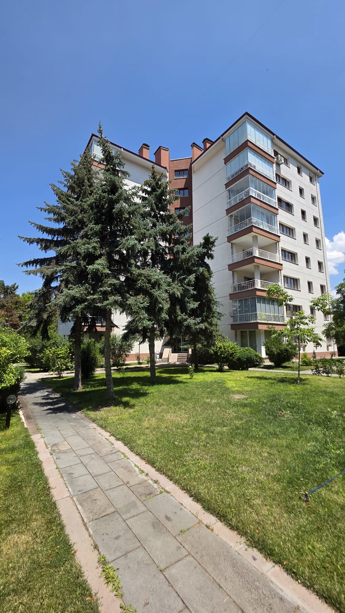 Ağaçseven Sitesi Göknar ve Çam Ağaçlarıyla Çevrili Konut Bloğu