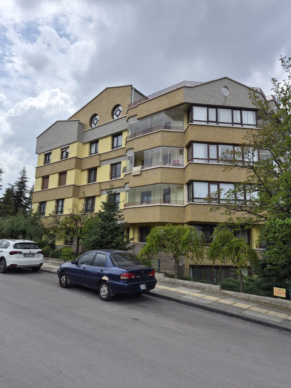 Çiğdem Apartmanı Ön Köşe Görünümü