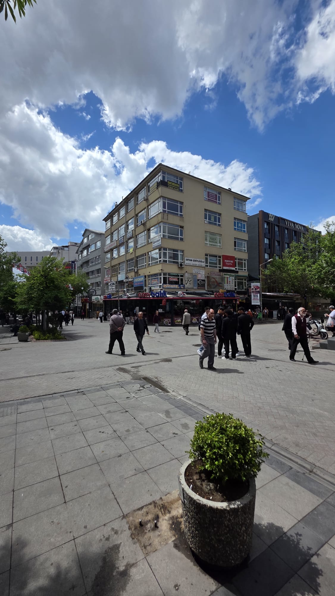 Örnek İş Hanı Yaya Meydanı