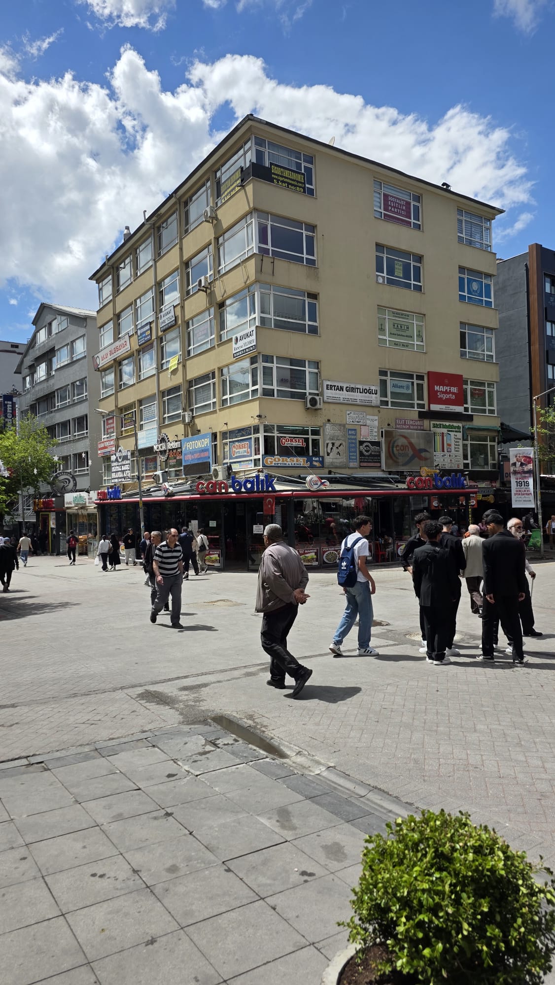 Örnek İş Hanı Zemin Kat Önü