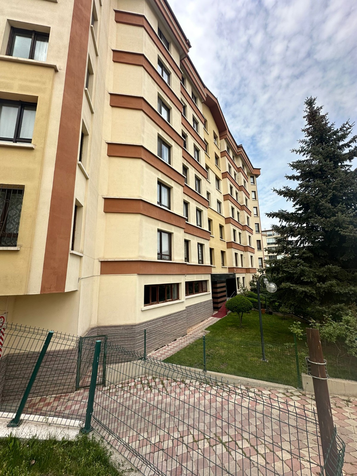 Sancak Apartmanı Ön Cephe ve Bahçe