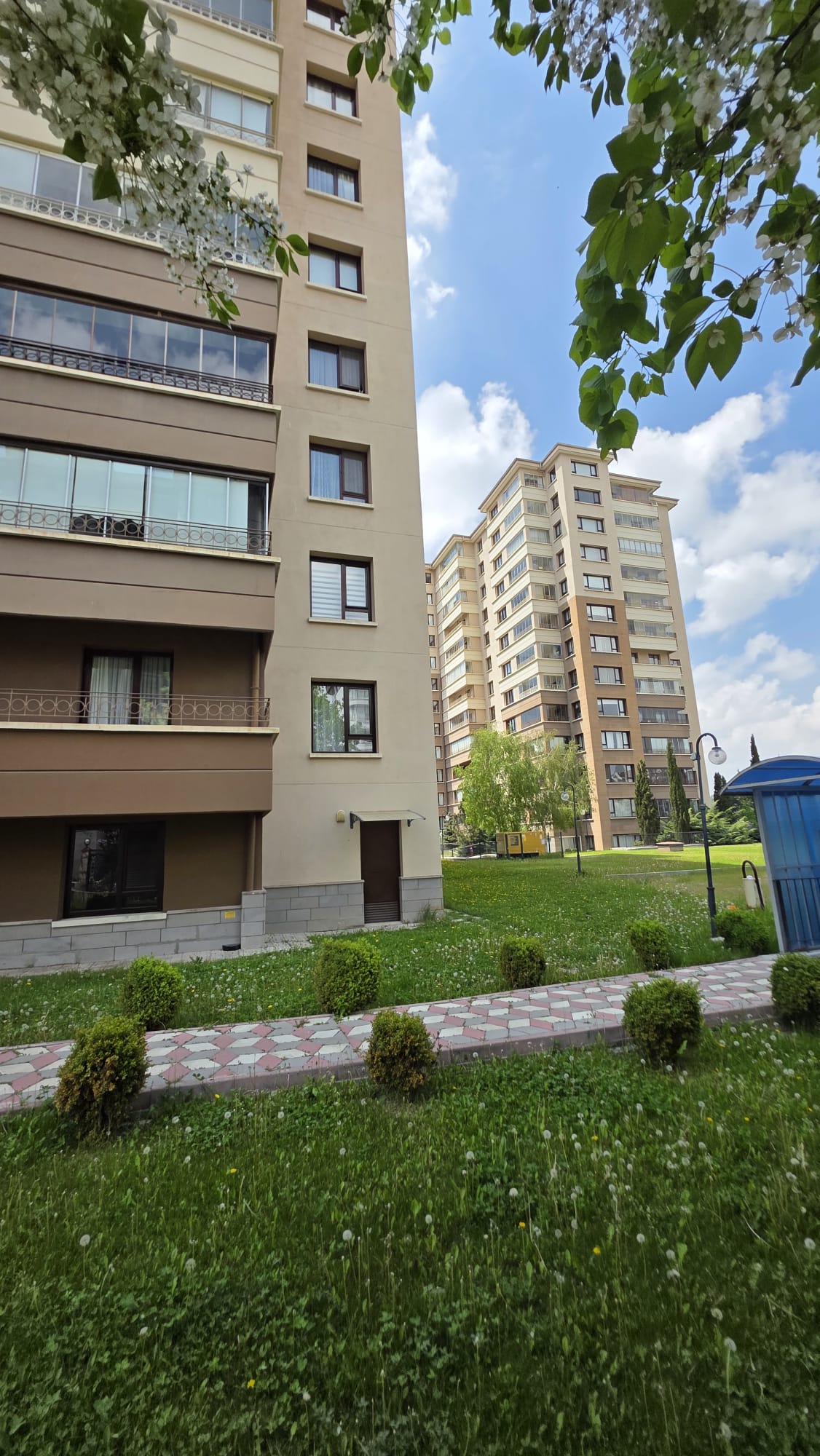 Yaşamkent Sitesi Blok Balkonları ve Bahçe