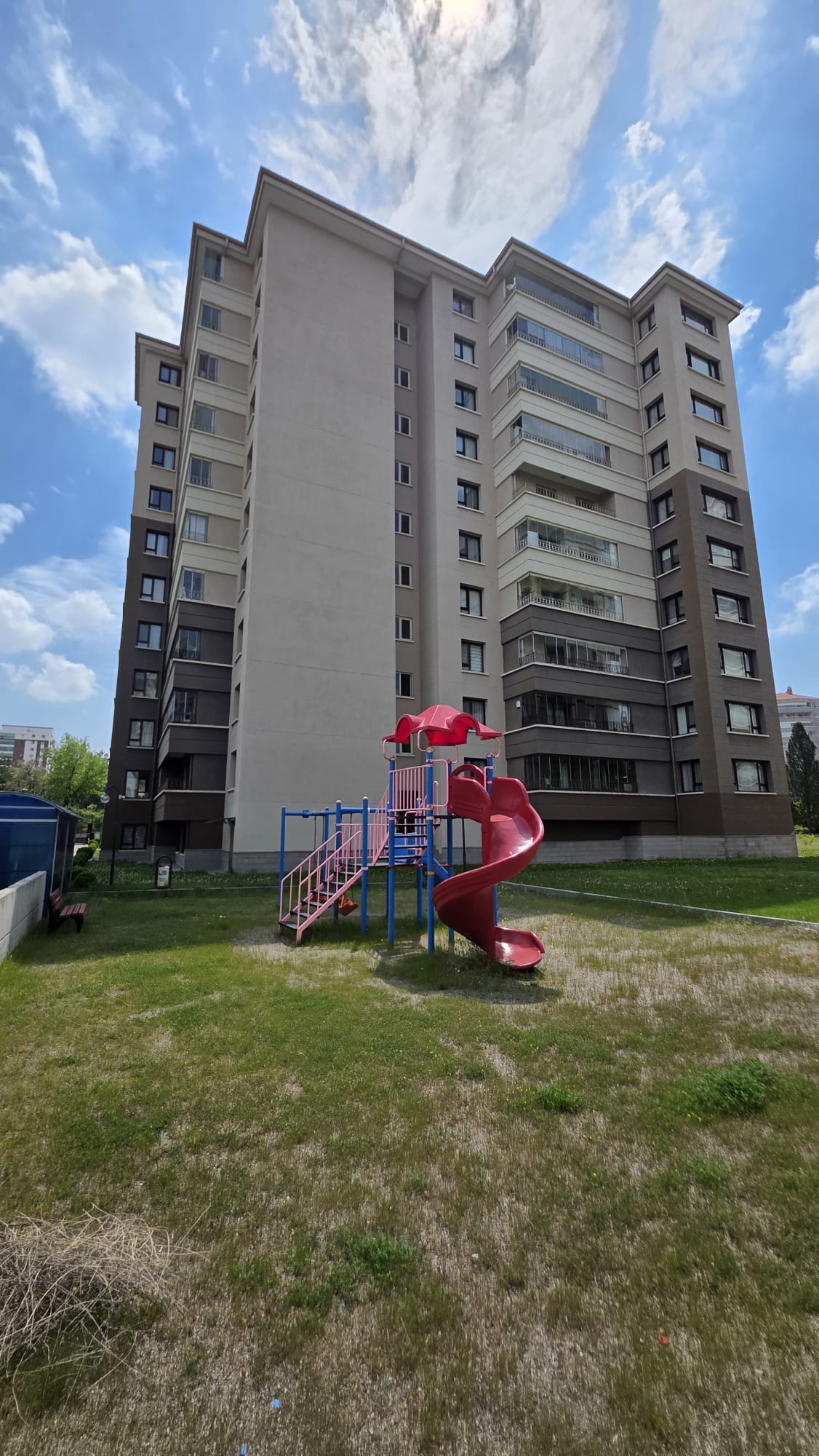 Yaşamkent Sitesi Kırmızı Helezon Kaydırak
