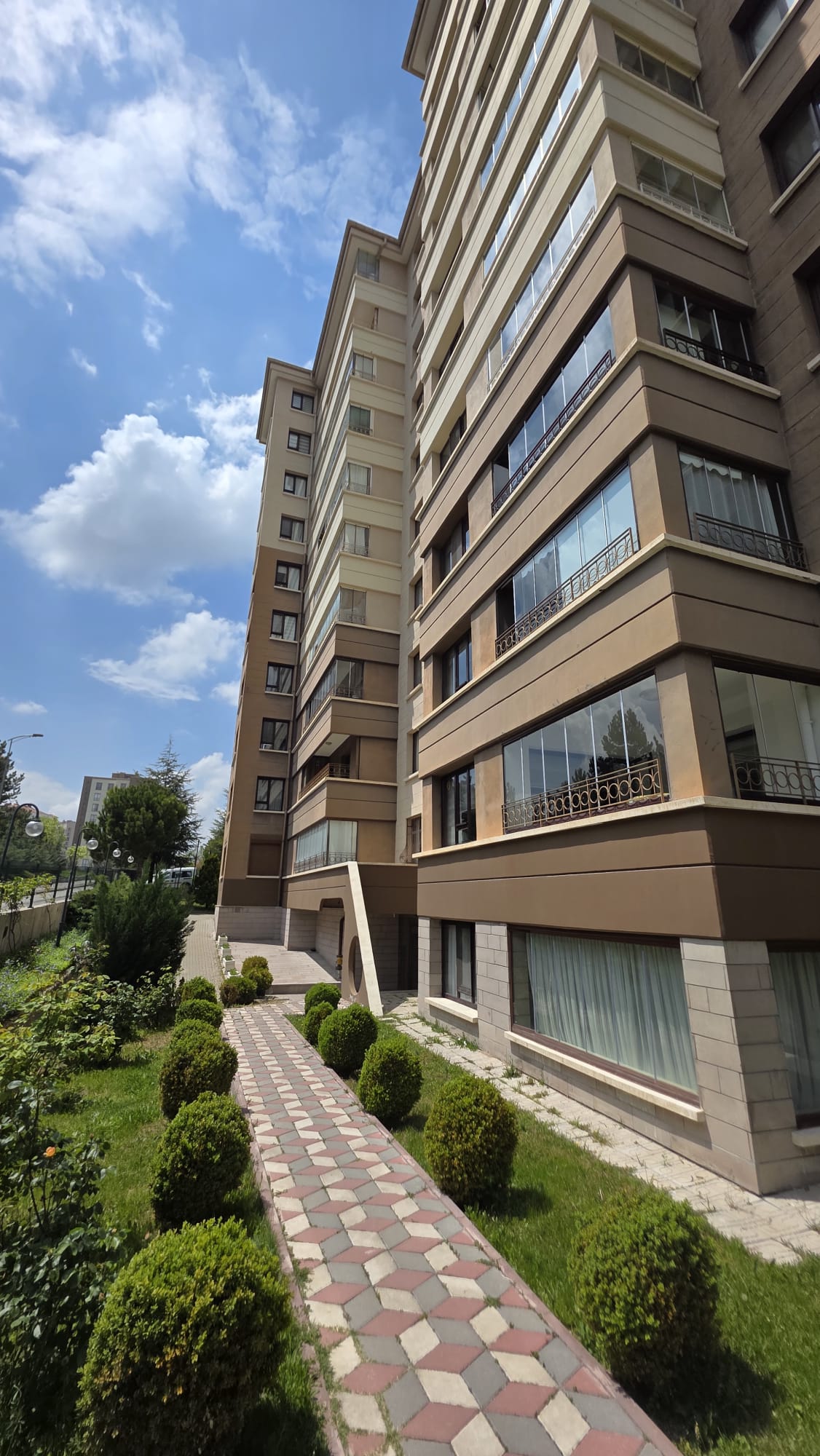 Yaşamkent Sitesi Zemin Girişi ve Desenli Yol