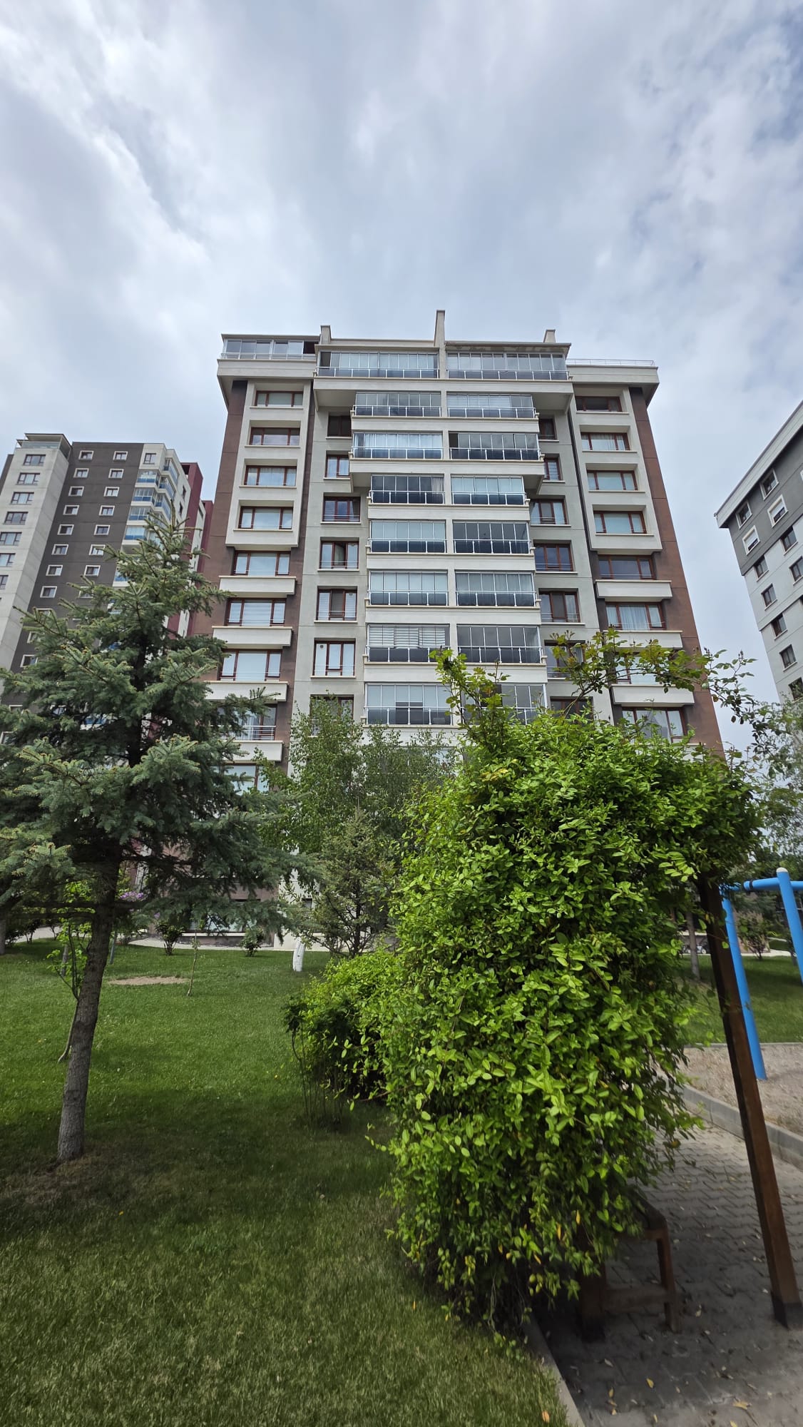Yaz Evler Sitesi Çim Bahçe ve Dikey Cephe