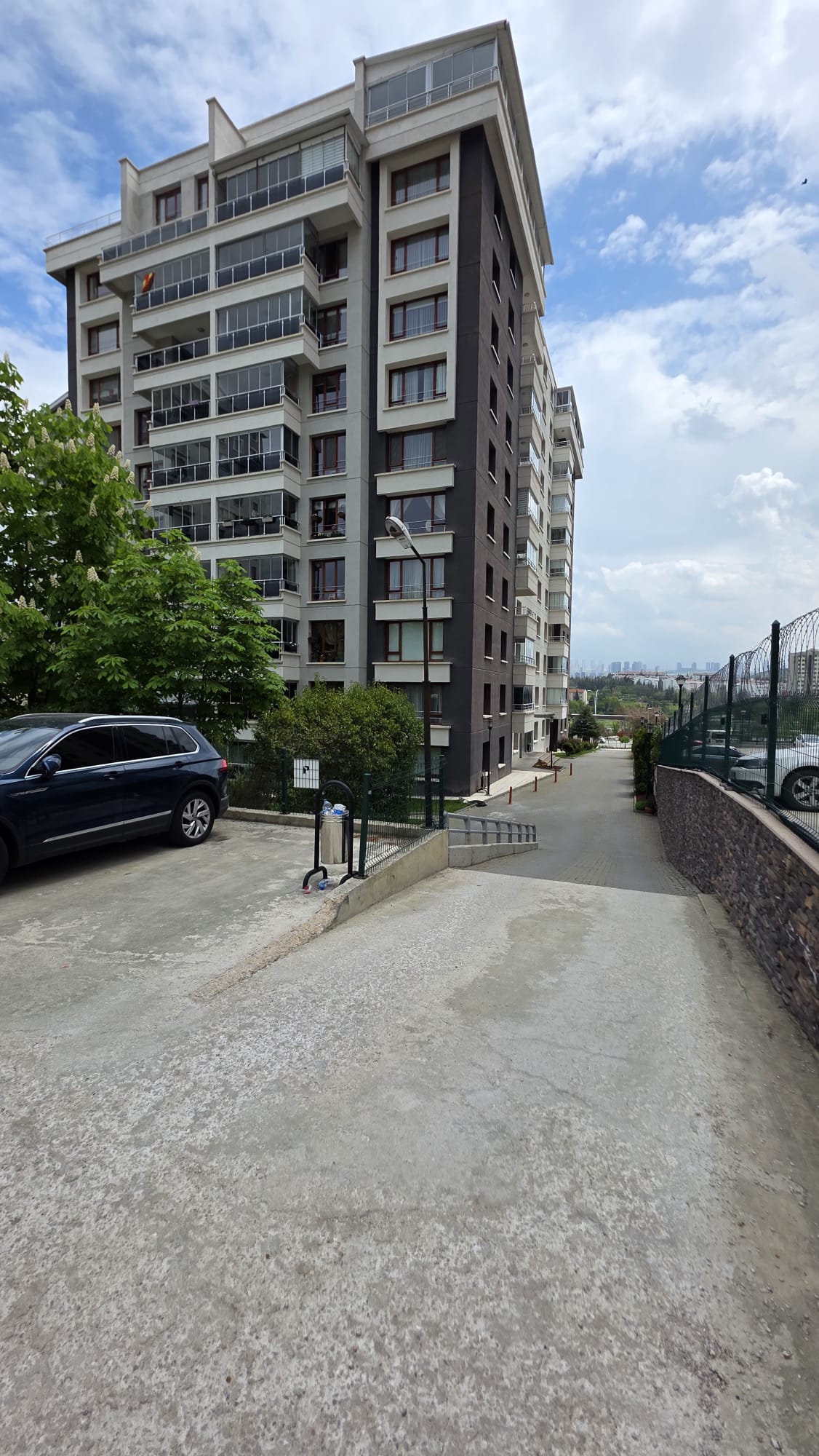Yaz Evler Sitesi Açık Otopark ve Rampa Yolu